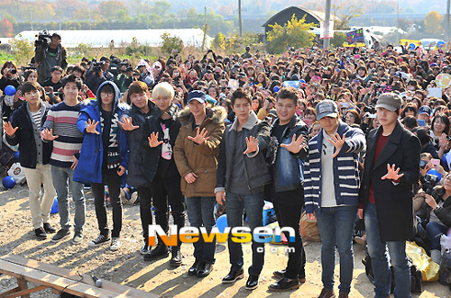 	Trong ngày nam ca sĩ Hàn Quốc nhập ngũ đã có hàng nghìn người hâm mộ đến  tiễn