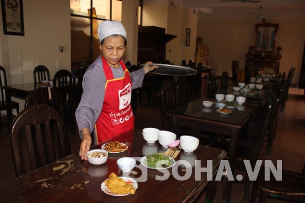 	Những phật tử gắn bó với chùa nhiều năm làm cơm chay cho các sĩ tử.