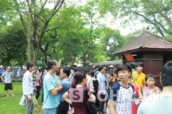 	Xếp hàng chờ mua vé hàng dài ở cổng khu di tích Văn Miếu sáng nay.