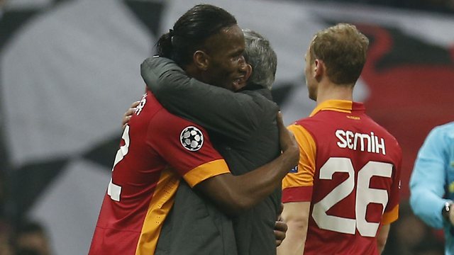 
	Drogba ôm thầy cũ Jose Mourinho sau trận đấu