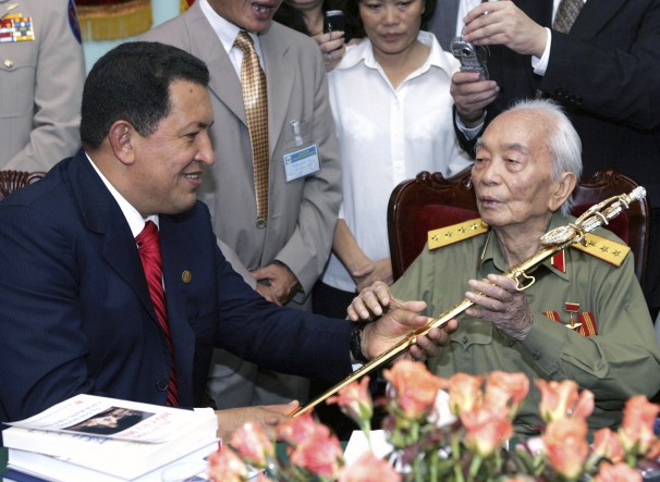  	Cố Tổng thống Hugo Chavez trao tặng phiên bản thanh gươm Simon Bolivar cho Đại tướng Võ Nguyên Giáp năm 2006.