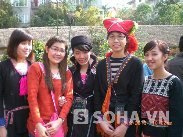 Heng Sokrasmey cùng những người bạn của mình trong một chuyến đi du lịch.