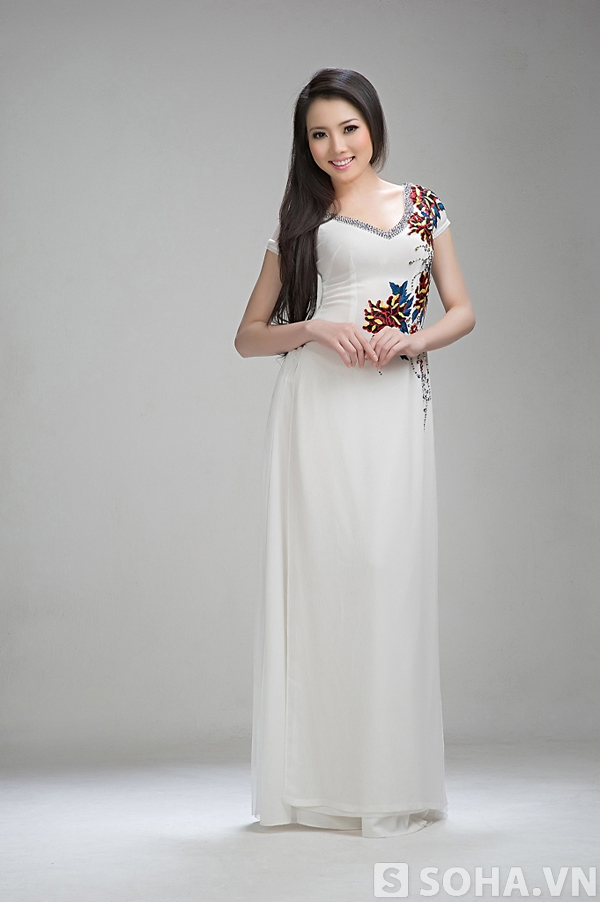 Vợ Ngô Quang Hải khoe nét duyên với áo dài