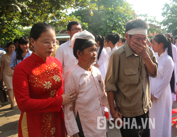
	Cô Hương – hiệu trưởng Trường THPT Đô Lương 1 dìu bà nội em Nam cùng bố em Nam đến buổi lễ.