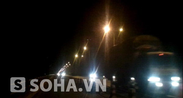 Tới 0 giờ đêm lượng phương tiện lưu thông qua cầu Thanh Trì vẫn khá đông.