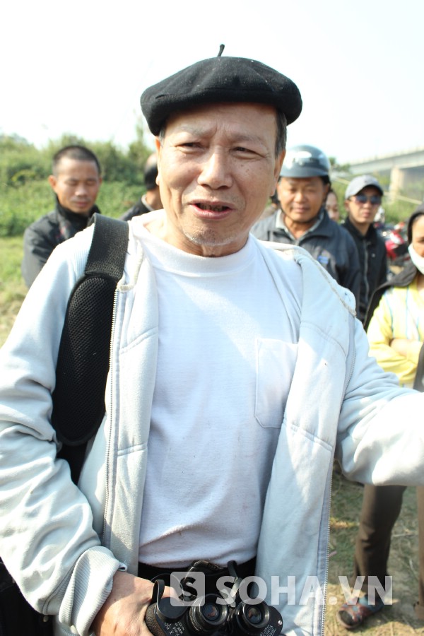 TSKH Phan Văn Quýnh - nguyên giảng viên ĐH Khoa học Tự nhiên có mặt tại khu vực cầu Thanh Trì sáng nay.