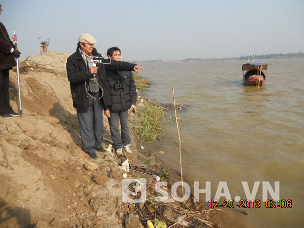 Gia đình chị Huyền tiến hành khảo sát, tìm kiếm thi thể trên sông Hồng.