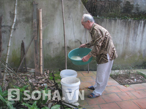 Ngoài đọc sách, báo, làm thơ, những lúc rảnh rỗi cụ Thiêm cũng cùng giúp vợ nhiều công việc gia đình.