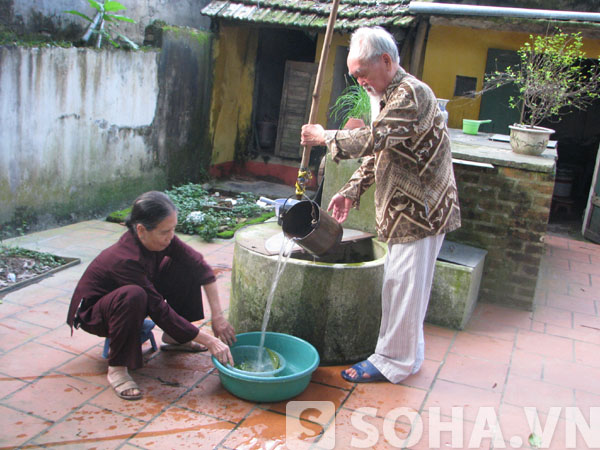 Cái cảnh ông múc nước để bà rửa rau, vo gạo đã quá quen thuộc ở ngôi nhà bé nhỏ này từ mấy chục năm qua.