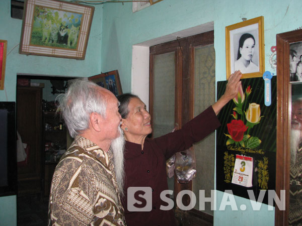 Hai cụ cùng xem lại tấm ảnh chụp cụ Đặng Thị Trần Sinh khi còn trẻ.