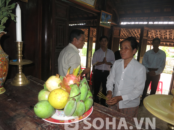 Rất nhiều người dân từ các địa phương đã về căn nhà nơi sinh thành Đại tướng để dâng hương tưởng niệm trong ngày 5/10.