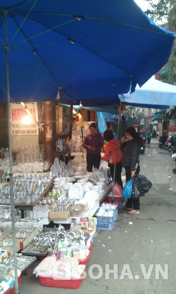 Nhiều chủ hàng sành sứ ở khu vực chợ Đồng Xuân khẳng định, hiện không còn bán các loại đĩa Trung Quốc.