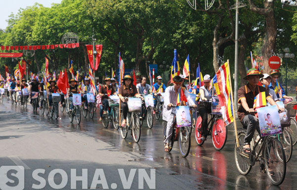 Dù đông xe, nhưng việc di chuyển của đoàn khá trật tự, quy củ nên không ảnh hưởng nhiều đến giao thông thủ đô trong sáng 19/5.