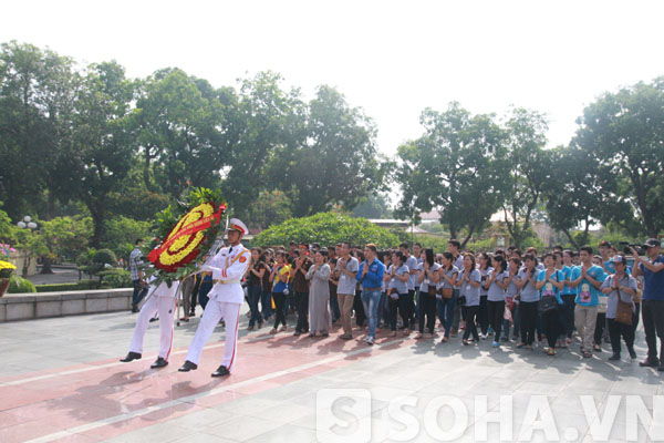 Đoàn làm lễ dâng hương, hoa tại đài tưởng niệm các anh hùng liệt sỹ trên đường Hoàng Diệu.