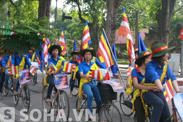 Đoàn diễu hành trên phố Hoàng Diệu.