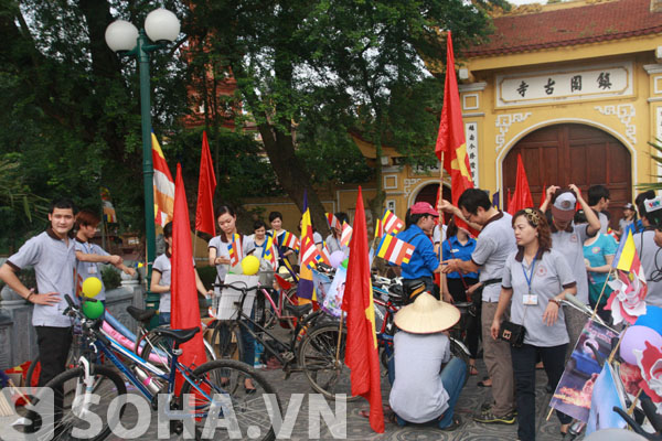 Ngay từ sáng sớm, các bạn thanh niên, sinh viên tình nguyện của CLB Hanoi 14 Chữ đã vân tập về cổng chùa Trấn Quốc để chuẩn bị cho lễ diễu hành bằng xe đạp.