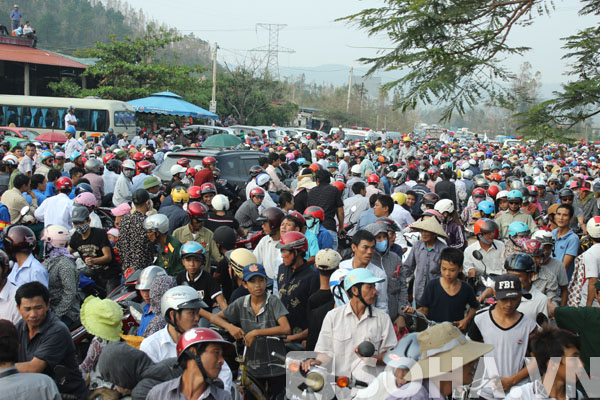 Do lượng người, phương tiện tham trở về dự lễ viếng, an táng Đại tướng quá đông nên đã dẫn tới tình trạng tắc đường ở nhiều điểm trên quốc lộ 1A. Đặc biệt là sau lễ an táng, tình trạng tắc đường còn kéo dài hàng giờ đồng hồ trên đoạn QL1A đi qua khu an táng