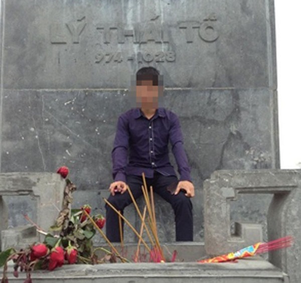 Bức ảnh nam thanh niên ngồi lên tượng đài vua Lý Thái Tổ gây bức xúc, phần nộ trong cộng đồng mạng.