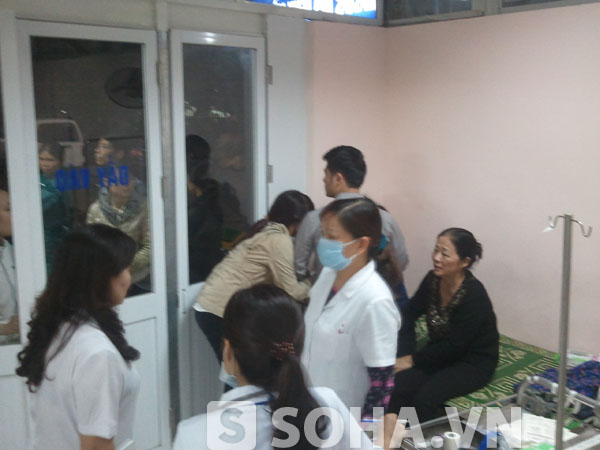 Các bác sỹ và người thân đang tập trung khuyên, an ủi vợ nạn nhân Phạm Công Huy.