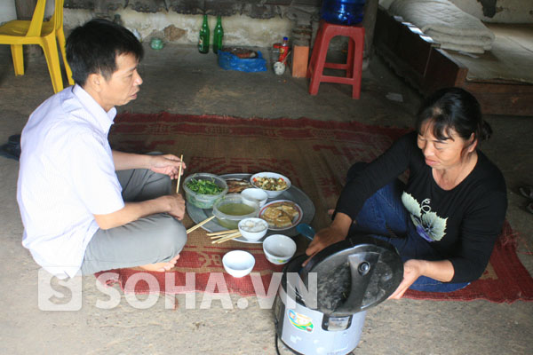 Bữa cơm trưa ngày 18/11 của hai vợ chồng ông Chấn, bà Chiến.