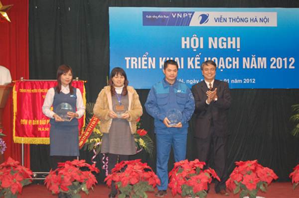Từ tháng 1/2008 đến nay, ông Trần Mạnh Hùng (ngoài cùng, bên phải) giữ chức vụ Giám đốc Viễn thông Hà Nội.