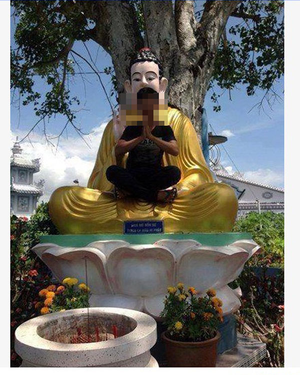 Bức ảnh nam thanh niên ngồi lên tượng Phật đang khiến cộng đồng mạng nổi sóng, phẫn nộ.