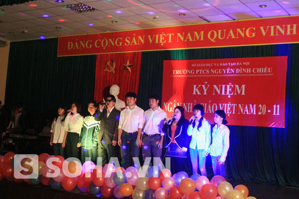 Mở đầu đêm nhạc chào mừng ngày 20/11 là tiết mục Nguyễn Đình Chiểu, mái trường tình thương do tập thể học sinh đang theo học và học sinh cũ của trường thể hiện.