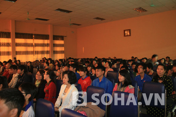Hội trường của trường PTCS Nguyễn Đình Chiểu gần như chật kín trong đêm văn nghệ chào mừng ngày 20/11.