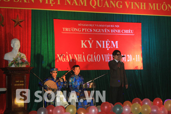 Tiết mục hát văn Ngọc Vàng do anh Trần Văn Hoan, học sinh cũ của trường thể hiện.