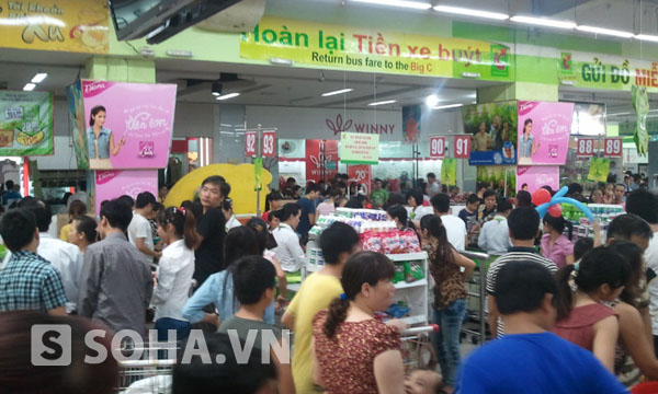 Lượng người đến mua sắm tại các siêu thị, trung tâm thương mại trên địa bàn Hà Nội tăng mạnh trong dịp nghỉ lễ 30/4 - 1/5.