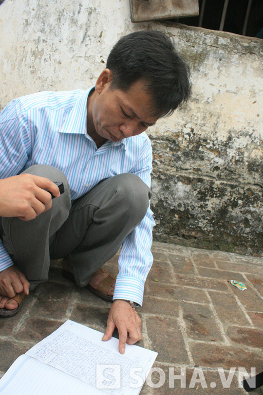 
	Ông&nbsp;Nguyễn Thanh Chấn&nbsp;đọc lại bức thư một người bạn tù gửi trước ngày ông được thả tự do.