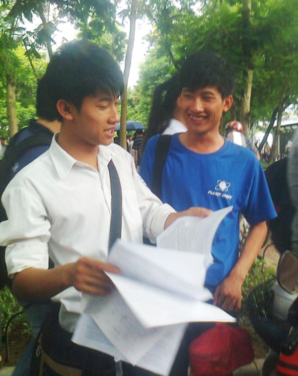 Hai anh em sinh đôi Nguyễn Hữu Tiến (áo trắng) và em trai Nguyễn Hữu Tiền cùng đỗ đại học với số điểm cao.