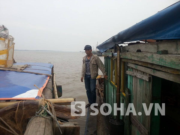 Hình ảnh anh Nguyễn Hữu Huy chồng của nạn nhân cùng với các thành viên khác trong gia đình tiến hành tìm kiếm tại khu vực cửa biển Ba Lạt (Ảnh do ông Quang cung cấp).