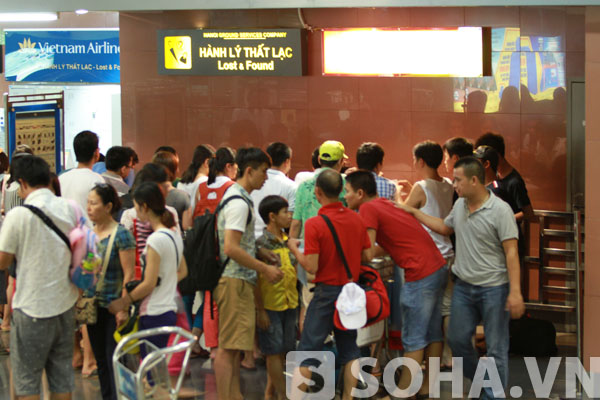 Rất nhiều khách hàng tập trung trước quầy hành lý thất lạc của Vietjetair tại sân bay Nội Bài để khiếu nại về việc không nhận được hành lý ký gửi trên chuyến bay VJ8854 vào tối ngày 30/6.