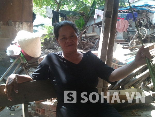 Bà Trần Thị Bình, người đã có kinh nghiệm hơn 40 năm vớt xác trên sông Hồng.