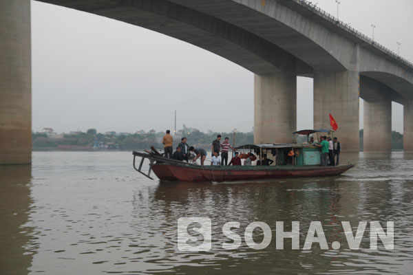 Theo dự kiến, sáng mai việc tìm kiếm thi thể chị Huyền bằng thợ lặn sẽ được tiến hành trở lại.