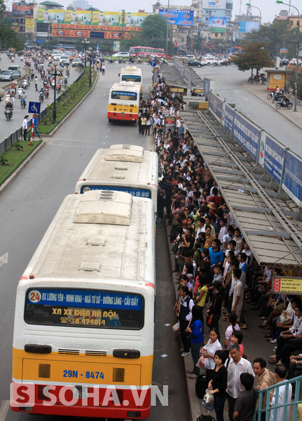 
	Vào giờ cao điểm, xe buýt luôn trong tình trạng quá tải.