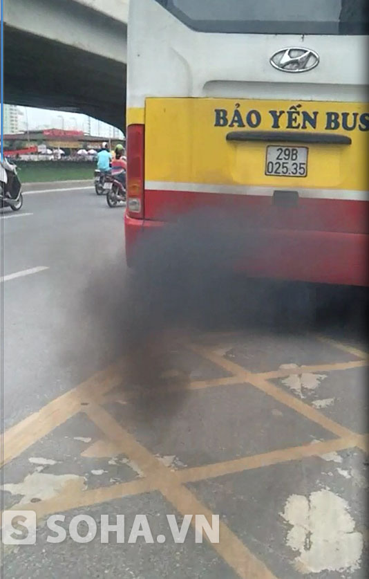 Khói đen ngòm được phả ra từ phía sau chiếc xe buýt tuyến 60 trên đường Phạm Hùng.