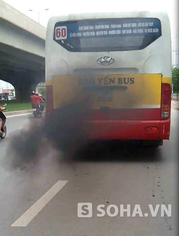 Xe buýt tuyến 60 của công ty Bảo Yến xả khói đen ngòm trên đường Phạm Hùng (Ảnh chụp ngày 10/5).
