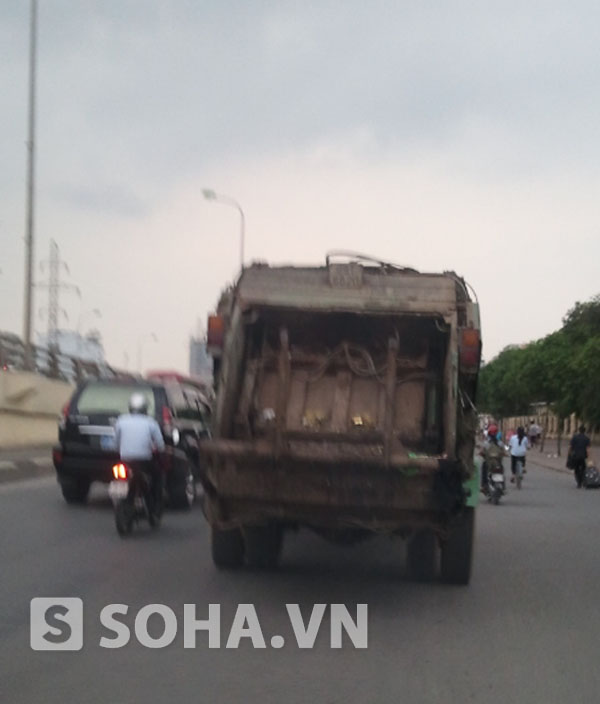 Không mấy ai dám lại gần những chiếc xe chở rác này, bởi mùi hôi, thối.