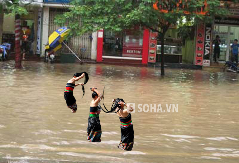 Sơn nữ tắm tiên đồng loạt kéo xuống phố Hà Nội