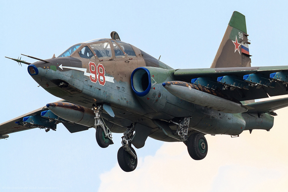 
	Sự khác biệt chính của Su-25 so với những máy bay chiến đấu thông thường không phải ở vũ khí hay khả năng bổ nhào mà là ở giáp, không chỉ có giáp titan 100% cho khoang lái như A10, Su25 còn bổ sung thêm giáp yếm, giáp thùng nhiên liệu và nén khí trơ bên trong.