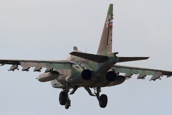 
	Su-25 Su-25 sử dụng 2 động cơ phản lực Tumansky R-195, công suất 44.18 kN mỗi chiếc, cho phép nó đạt tốc độ tối đa 975 km/h, tầm bay lên đến 375 km khi chiến đấu và 1.950 km khi tuần tiễu.
