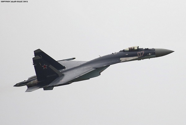 Máy bay tiêm kích đa nhiệm Sukhoi Su-35 của Nga bay luyện tập trước ngày khai mạc Triển lãm hàng không Paris 2013.