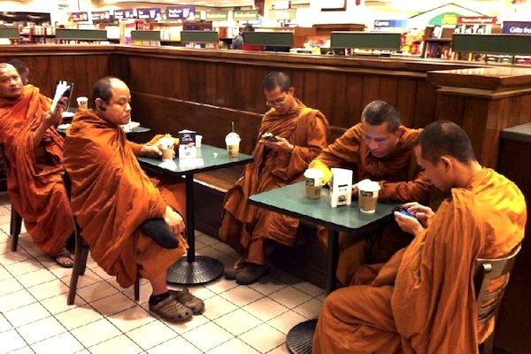 	Hình ảnh một số người mặc áo tu hành uống cà phê Starbucks và dùng điện thoại iPhone được công bố trên một số trang mạng Thái Lan