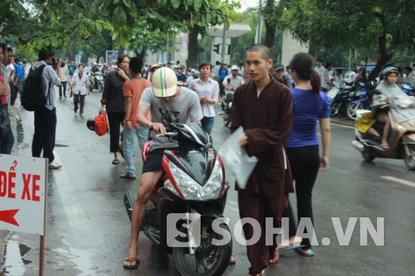 	Thí sinh Phạm Tuấn Ngọc đến từ chùa Nam Thái (Nam Định) dự thi đại học vào ĐH KHXH&NV.