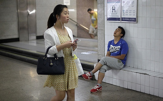 
	Phụ nữ được cảnh báo không mặc váy ngắn khi đi trên phương tiện giao thông công cộng ở Bắc Kinh, Trung Quốc.