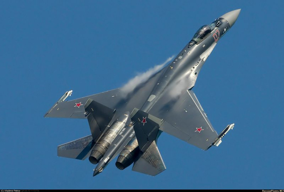 	Su-35S số hiệu 07 trình diễn ở Ramenskoye.