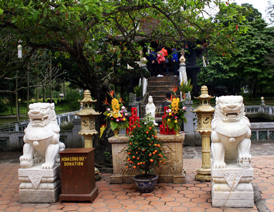Tượng hai sư tử đá được đặt ngay trước cửa chùa Một Cột ở Hà Nội.