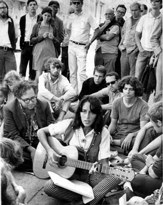 
	Joan Baez cùng bạn bè mình trong cuộc biểu tình phản chiến.